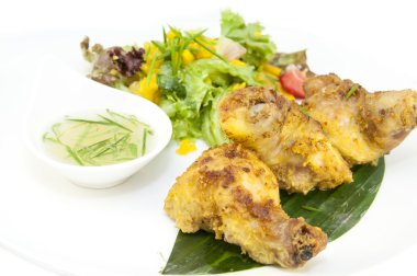 fırında tavuk köri sos ve sebzeler ve sos