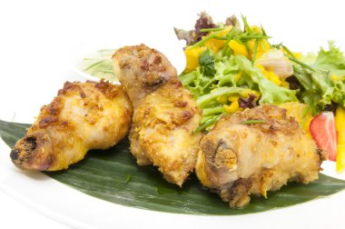 fırında tavuk köri sos ve sebzeler ve sos