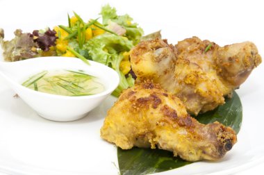 fırında tavuk köri sos ve sebzeler ve sos