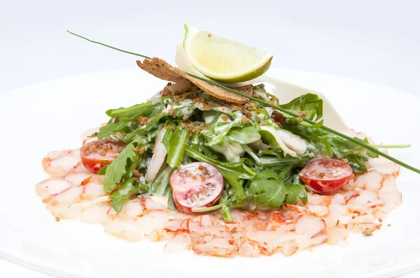 海老サラダ、野菜とルッコラ — ストック写真
