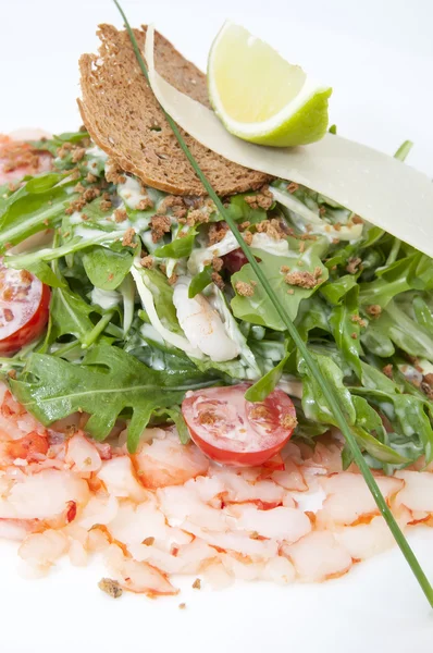 Shrimp salad vegetables and arugula — Stock Photo, Image