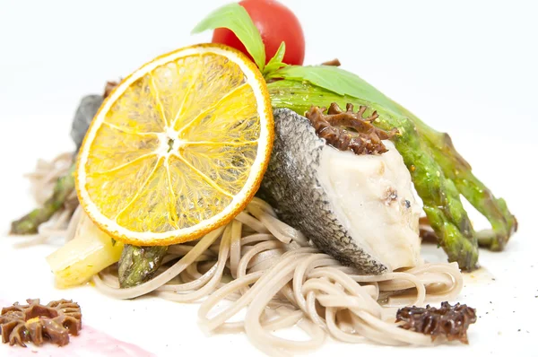 Pescado al horno con espaguetis y verduras —  Fotos de Stock