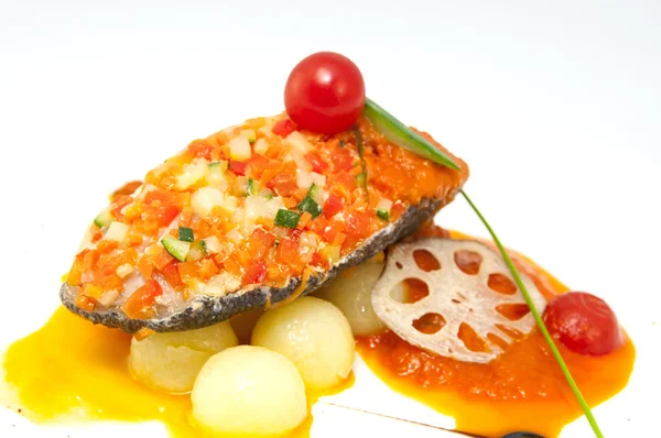 Ugnsbakad fisk med potatis i tomatsås — Stockfoto
