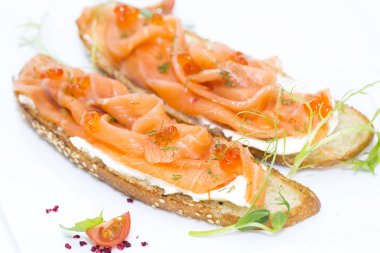 Somon balıklı sandviç