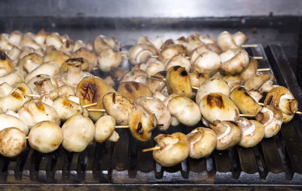 Pilze grillen — Stockfoto