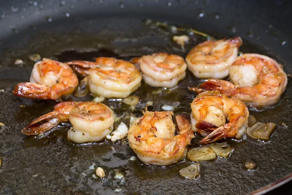 Cooking shrimp in a pan — Stock Photo, Image