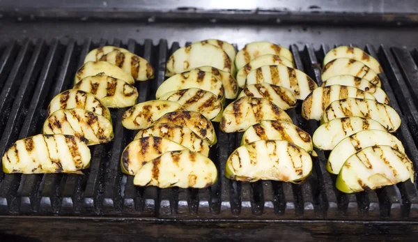 Cocinar manzanas en la parrilla — Foto de Stock