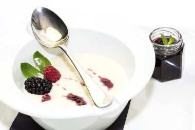 İrmik lapası ile çilek berry reçel ile dekore edilmiştir.