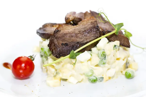 Ensalada, pescado y huevos decorados con verduras y tomates —  Fotos de Stock