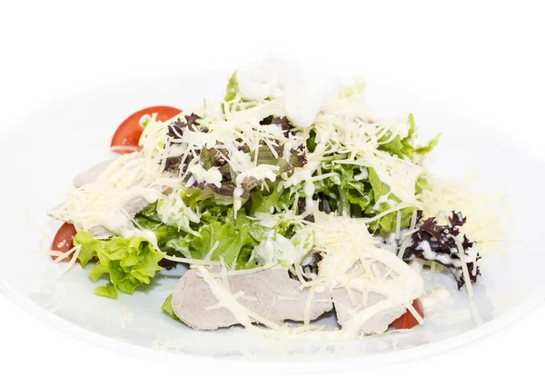 Salada com queijo, carne e legumes — Fotografia de Stock