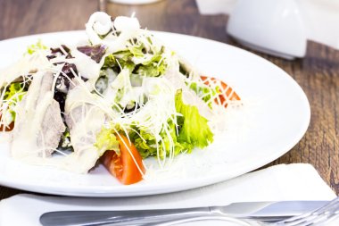 peynir, et ve sebze salatası