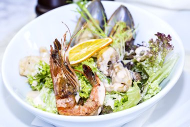 Deniz ürünleri salatası