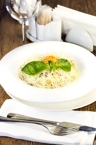 Espaguetis con queso parmesano y yema de huevo — Foto de Stock