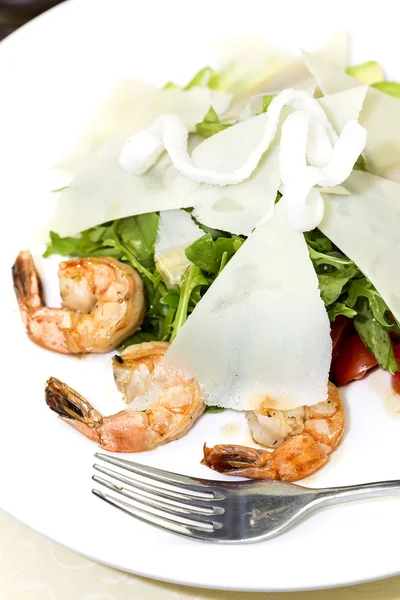 Salada de camarão verduras e lagostins — Fotografia de Stock