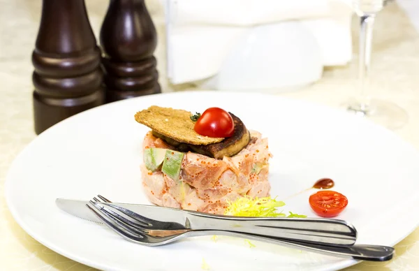 サラダ、魚、野菜とトマトで飾られた卵 — ストック写真