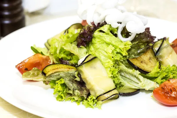 Peynir ve otlar ve sebze salatası — Stok fotoğraf