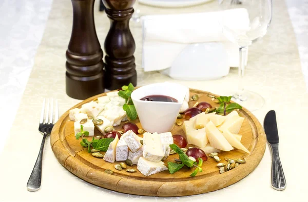 Cheese plate, with several kinds of cheese — Stock Photo, Image