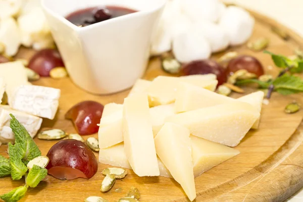 Piatto di formaggio, con diversi tipi di formaggio — Foto Stock