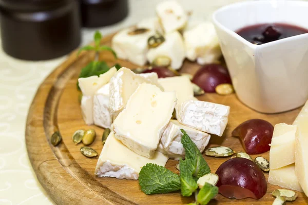 Piatto di formaggio, con diversi tipi di formaggio — Foto Stock