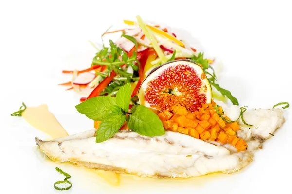 Gebackener Fisch mit Salat — Stockfoto