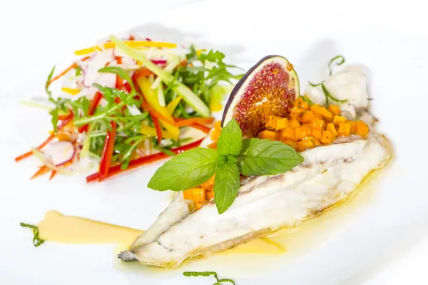 Gebackener Fisch mit Salat — Stockfoto