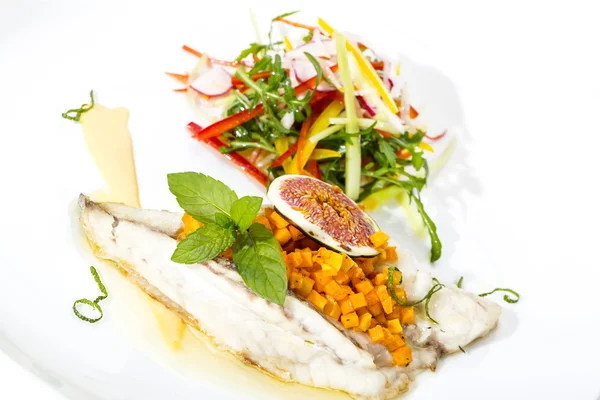 Gebackener Fisch mit Salat — Stockfoto