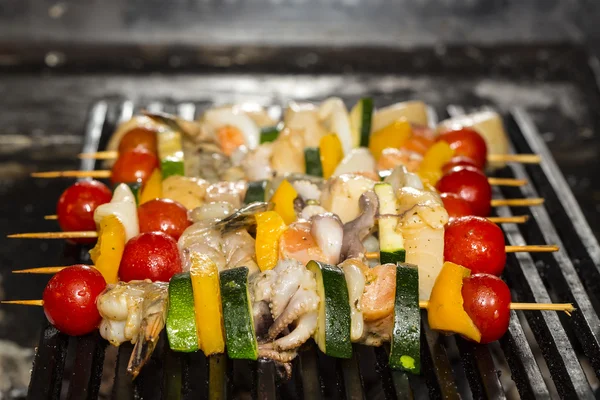 Kochen Spieße mit Meeresfrüchten — Stockfoto