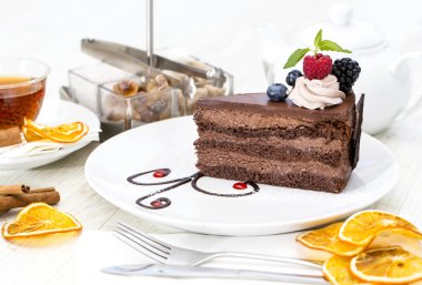 Prag dilim kek ahududu ile dekore edilmiştir.