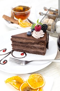 Prag dilim kek ahududu ile dekore edilmiştir.