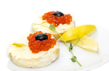 kanepe kırmızı havyar ve limon ile