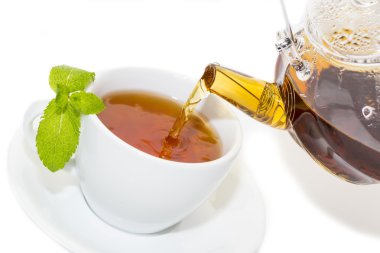 çay demlik dökülür