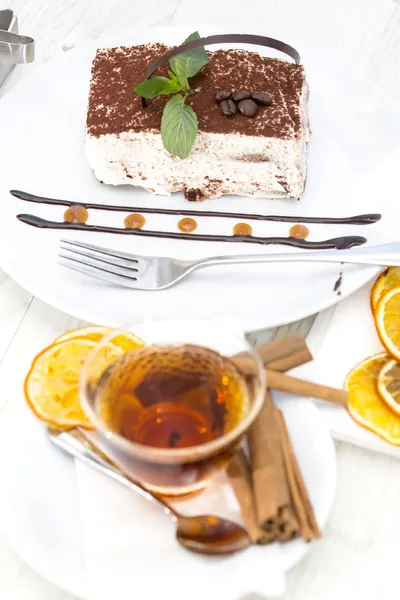 Tiramisù su un tavolo — Foto Stock