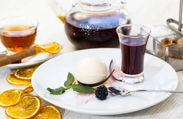 Ensalada de frutas y helado —  Fotos de Stock