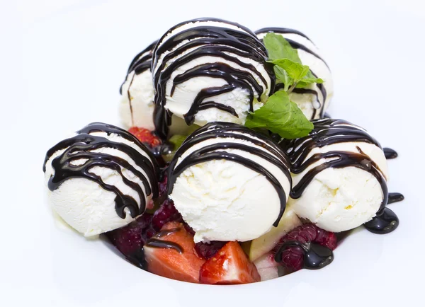 Fruit salad and ice cream — Stock Photo, Image
