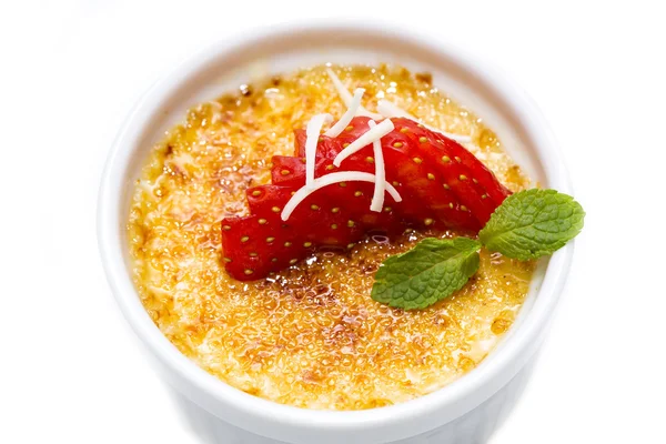 Crème brulee gegarneerd met aardbeien — Stockfoto