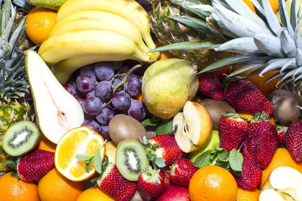 Mogen frukt äpplen apelsiner druvor — Stockfoto