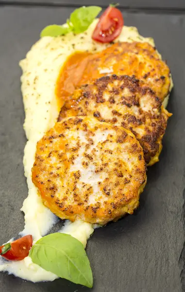 Schnitzels gebakken in wortel saus met aardappelpuree — Stockfoto