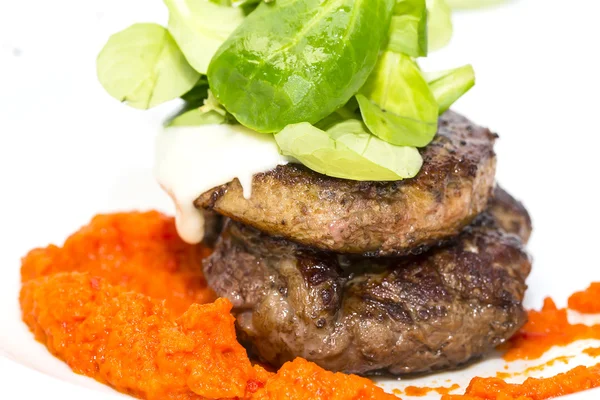 Gebackenes Fleisch in einer Soße aus Paprika und Tomaten — Stockfoto