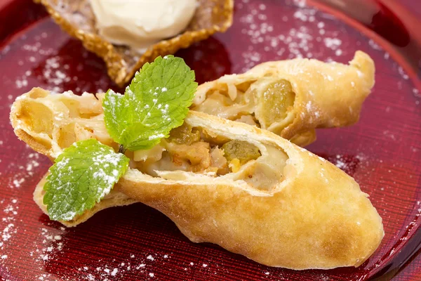 Strudel with ice cream — Stock Photo, Image