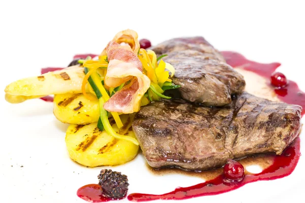 Steak aux asperges et salade — Photo