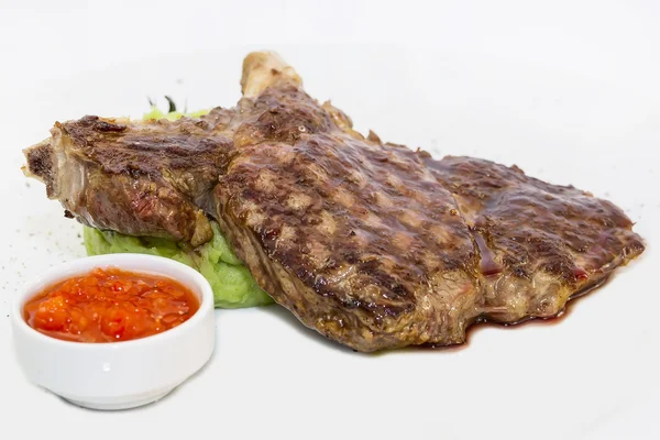 Steak mit Spargel und Salat — Stockfoto