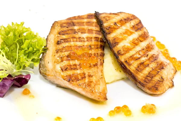 Filetto di salmone alla griglia con verdure e caviale — Foto Stock