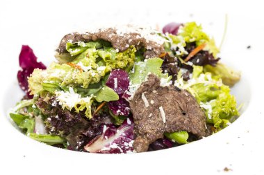 sığır eti ve sebze sıcak salata