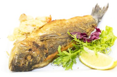 Kızarmış Balık dorado sebze ve limon ile