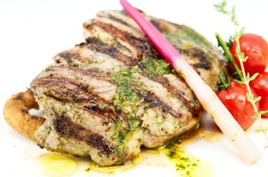 ızgara biftek sosu ve yeşillik