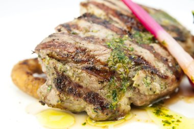 ızgara biftek sosu ve yeşillik