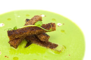 croutons bezelye çorbası