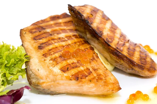 Filete de salmón a la parrilla con verduras y caviar —  Fotos de Stock