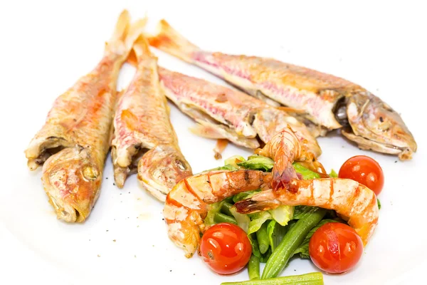 Peşte la grătar cu salată de creveţi — Fotografie, imagine de stoc