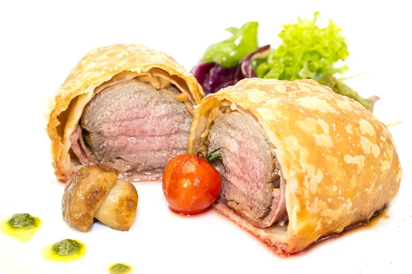 Carne de bovino em pastelaria com salada — Fotografia de Stock